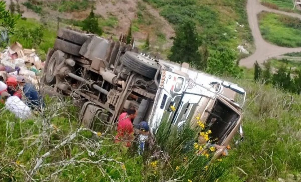 Un grave accidente de tránsito en la carretera E30, en el tramo Pelileo-Baños, provincia de Tungurahua, dejó un saldo de tres personas fallecidas