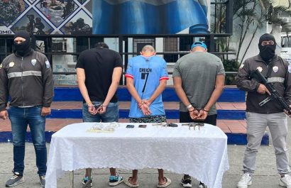 Un grupo de sujetos armados perpetró un violento asalto una gasolinera en la isla Trinitaria, sur de Guayaquil, de donde robaron 20 mil dólares.