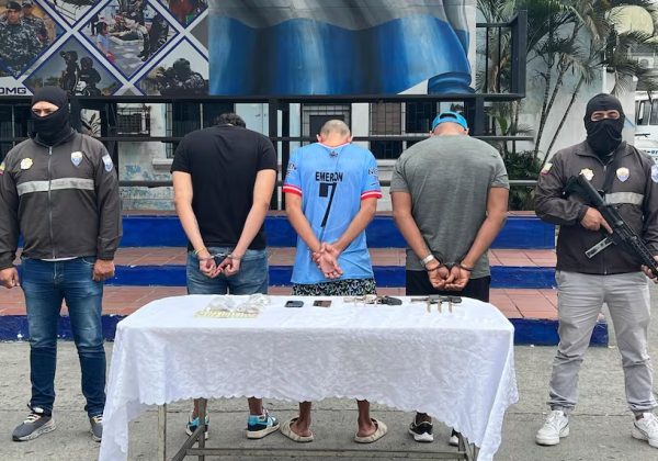 Un grupo de sujetos armados perpetró un violento asalto una gasolinera en la isla Trinitaria, sur de Guayaquil, de donde robaron 20 mil dólares.