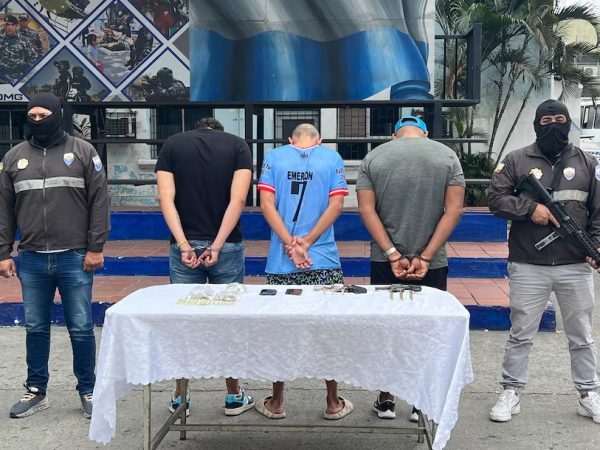 Un grupo de sujetos armados perpetró un violento asalto una gasolinera en la isla Trinitaria, sur de Guayaquil, de donde robaron 20 mil dólares.