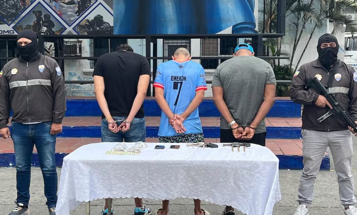 Un grupo de sujetos armados perpetró un violento asalto una gasolinera en la isla Trinitaria, sur de Guayaquil, de donde robaron 20 mil dólares.