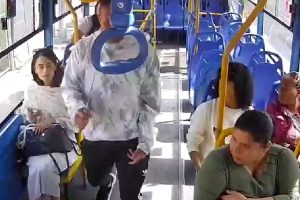 Un hombre armado con un machete cometió un asalto y atacó a pasajeros y al conductor de un bus urbano en el norte de Quito.