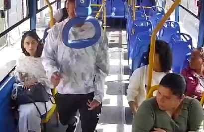 Un hombre armado con un machete cometió un asalto y atacó a pasajeros y al conductor de un bus urbano en el norte de Quito.