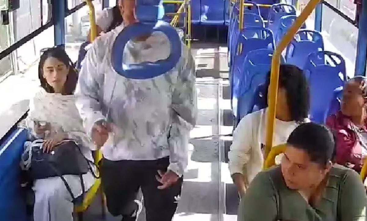 Un hombre armado con un machete cometió un asalto y atacó a pasajeros y al conductor de un bus urbano en el norte de Quito.