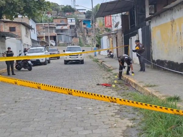 Un hombre asesinado dejó un ataque armado el mediodía de este martes en el sector Villas de Los Choferes, parroquia San Pablo, en Portoviejo.
