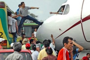 Una foto de El Diario marcó el desarrollo del Paro de Portoviejo. Un hombre con el pie sobre un avión durante la toma del Aeropuerto Reales Tamarindos. FOTO: Darwin Romero, archivo.