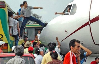 Una foto de El Diario marcó el desarrollo del Paro de Portoviejo. Un hombre con el pie sobre un avión durante la toma del Aeropuerto Reales Tamarindos.