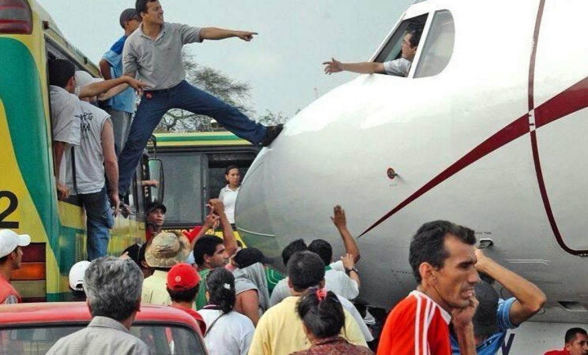 Una foto de El Diario marcó el desarrollo del Paro de Portoviejo. Un hombre con el pie sobre un avión durante la toma del Aeropuerto Reales Tamarindos. FOTO: Darwin Romero, archivo.