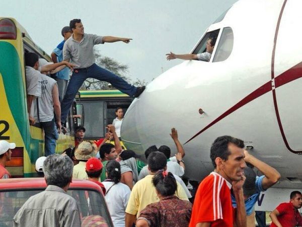 Una foto de El Diario marcó el desarrollo del Paro de Portoviejo. Un hombre con el pie sobre un avión durante la toma del Aeropuerto Reales Tamarindos. FOTO: Darwin Romero, archivo.