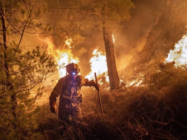 Un hombre falleció y miles de personas han resultado evacuadas en España debido a una serie de incendios forestales que azotan varias regiones.