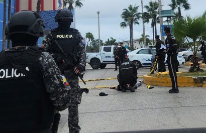 Un hombre murió a tiros al mediodía de este martes, 8 de julio, en el estacionamiento de un centro comercial ubicado en el cantón La Libertad,
