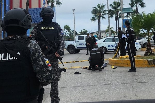 Un hombre murió a tiros al mediodía de este martes, 8 de julio, en el estacionamiento de un centro comercial ubicado en el cantón La Libertad,