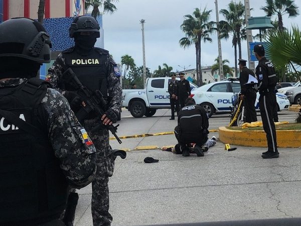 Un hombre murió a tiros al mediodía de este martes, 8 de julio, en el estacionamiento de un centro comercial ubicado en el cantón La Libertad,