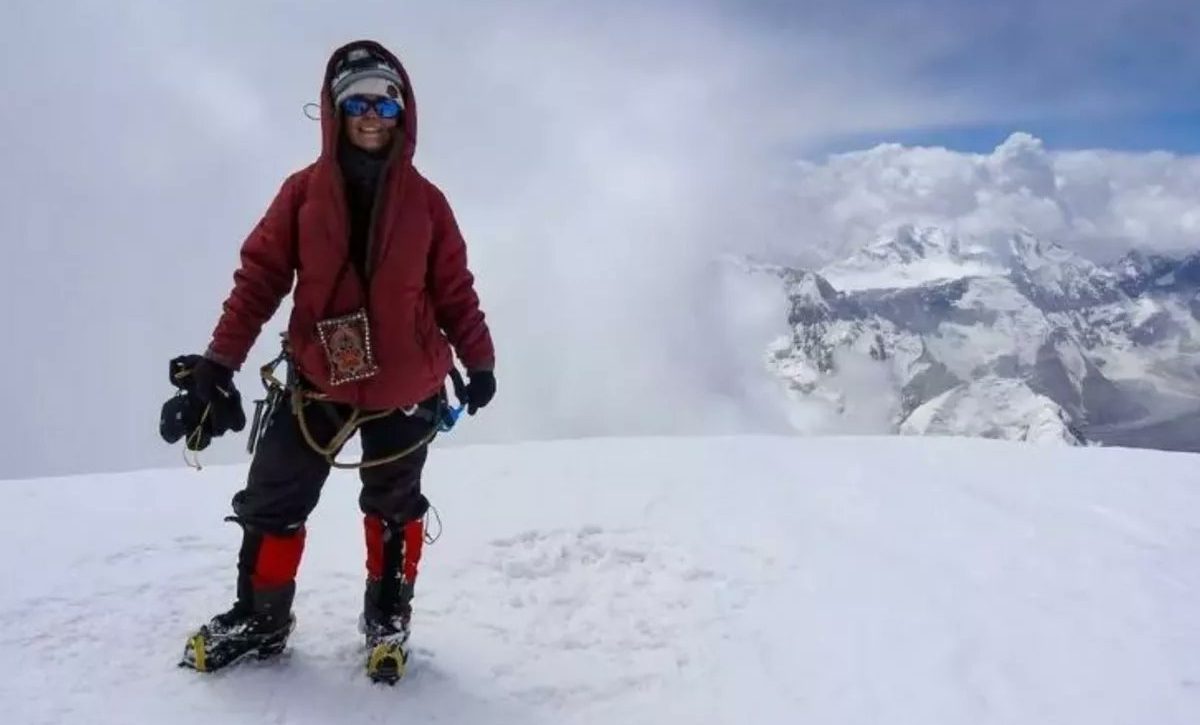 Un hombre murió al intentar ayudar a una alpinista atrapada a 7.000 metros de altura; rescate se canceló