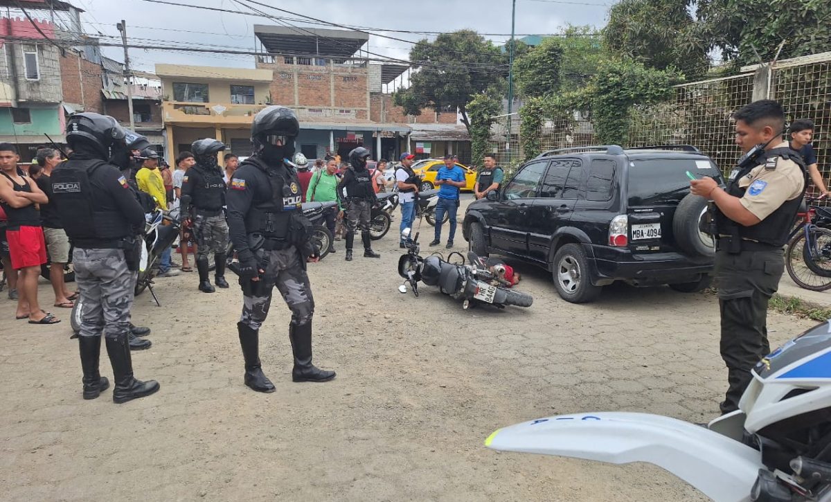 Un hombre resultó asesinado de varios disparos este martes 5 de agosto a las 12h50 en los exteriores de un colegio, en Portoviejo.