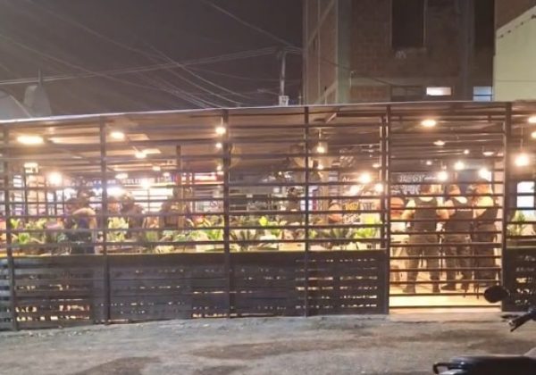 Un hombre resultó asesinado en el interior de un restaurante de parrilladas ubicado en la Ciudadela Los Tamarindos, en Portoviejo.