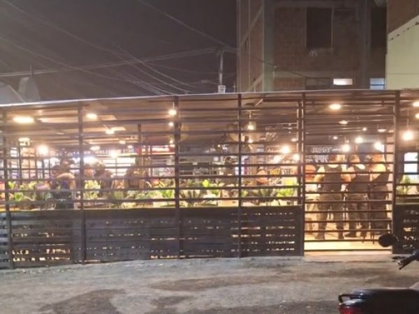 Un hombre resultó asesinado en el interior de un restaurante de parrilladas ubicado en la Ciudadela Los Tamarindos, en Portoviejo.