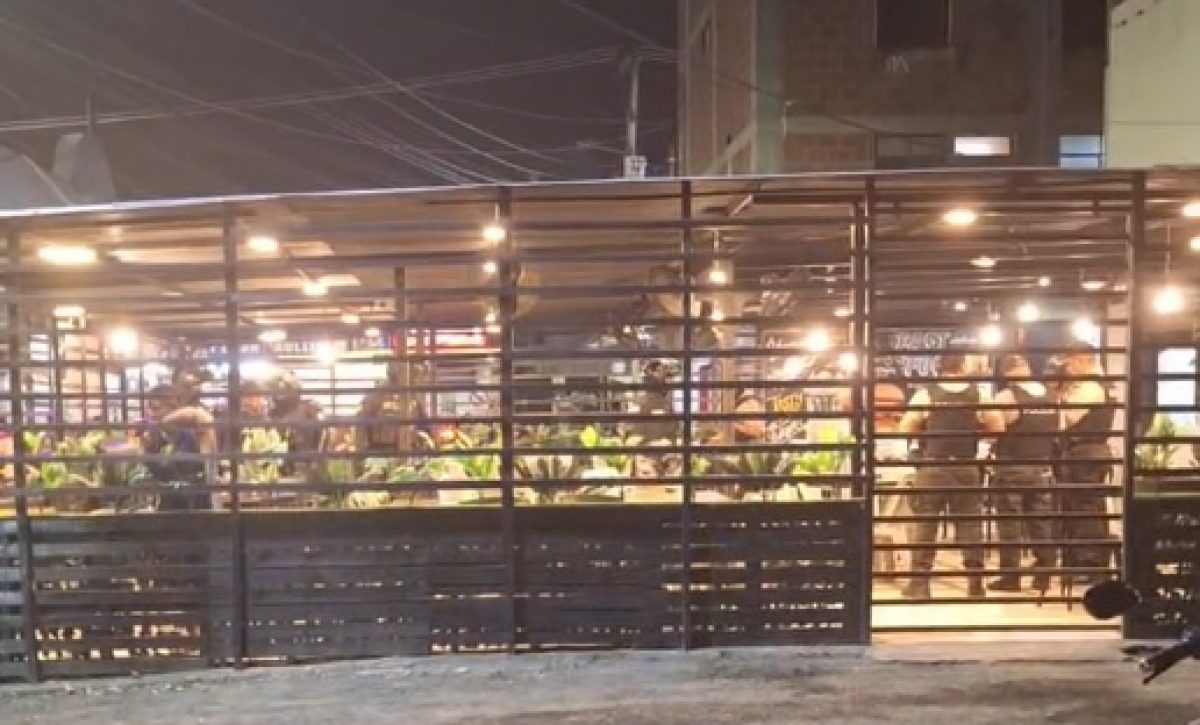 Un hombre resultó asesinado en el interior de un restaurante de parrilladas ubicado en la Ciudadela Los Tamarindos, en Portoviejo.