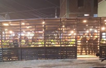 Un hombre resultó asesinado en el interior de un restaurante de parrilladas ubicado en la Ciudadela Los Tamarindos, en Portoviejo.
