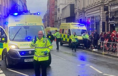 Un hombre resultó detenido tras protagonizar con su vehículo un atropello masivo afectando a varias personas en el centro de Liverpool, Inglaterra.