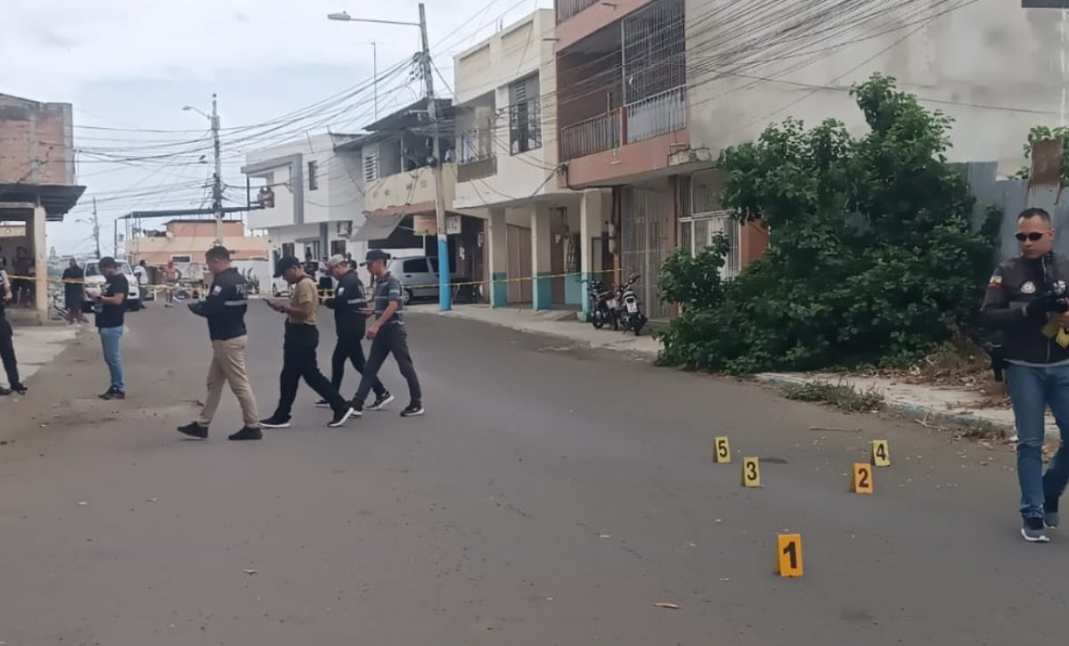 Un hombre sobrevive tras ser atacado por sicarios en Manta y escapa entre matorrales para ponerse a salvo. (El Diario)