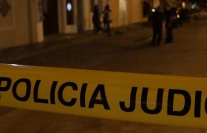 Un hombre y su mujer, quien está embarazada lograron escapar de tres asaltantes quienes estaban encapuchados y armados.
