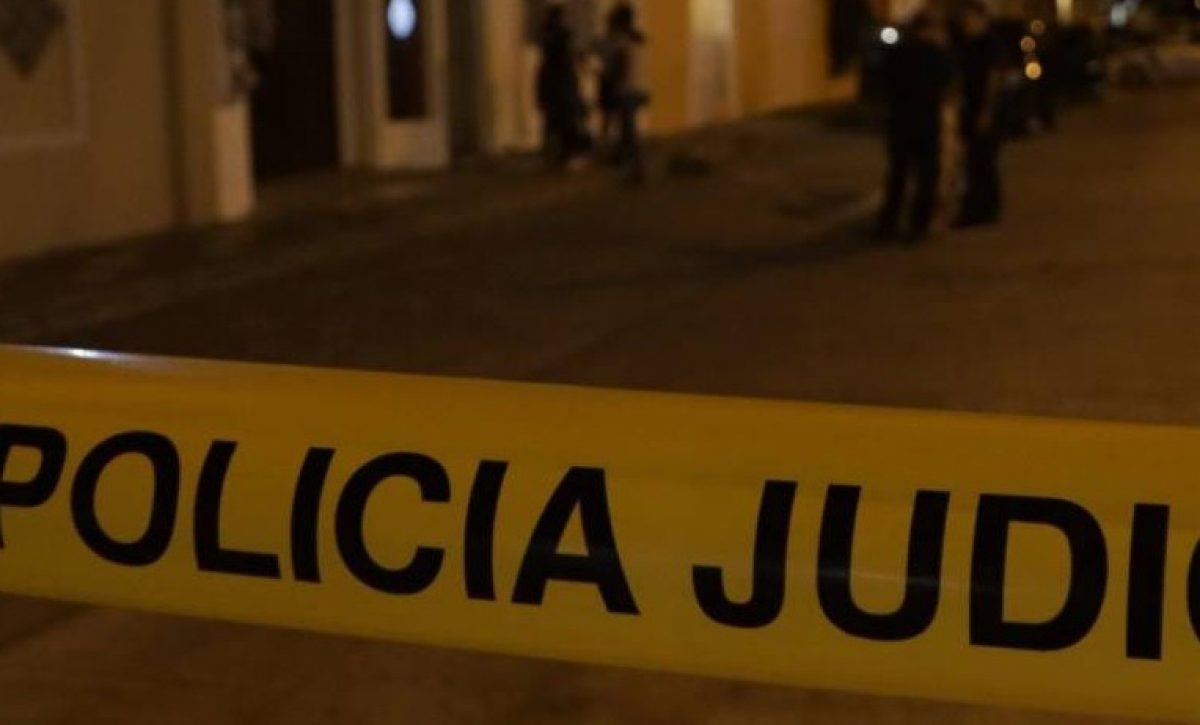 Un hombre y su mujer, quien está embarazada lograron escapar de tres asaltantes quienes estaban encapuchados y armados.