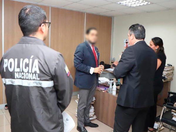 Momento en que el juez fue notificado sobre su detención por agentes de la Policía Nacional. (Foto X Judicatura)