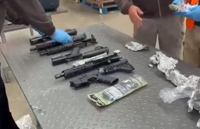 Un lote de 16 armas de fuego se descubrió en la zona de carga aérea del aeropuerto internacional de Guayaquil.
