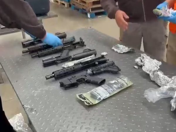 Un lote de 16 armas de fuego se descubrió en la zona de carga aérea del aeropuerto internacional de Guayaquil.