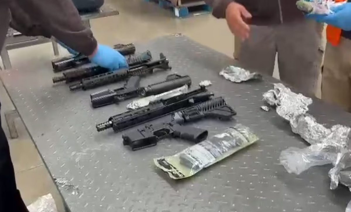 Un lote de 16 armas de fuego se descubrió en la zona de carga aérea del aeropuerto internacional de Guayaquil.