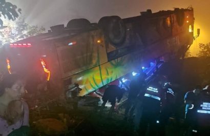 Un muerto y diez heridos en volcamiento de bus en vía Calacalí-La Independencia