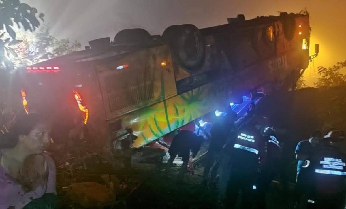 Un muerto y diez heridos en volcamiento de bus en vía Calacalí-La Independencia