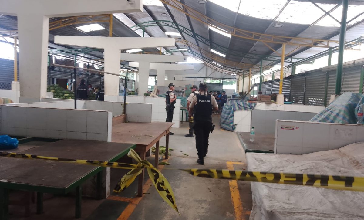 Un muerto y un policía herido en el mercado de Santa Ana