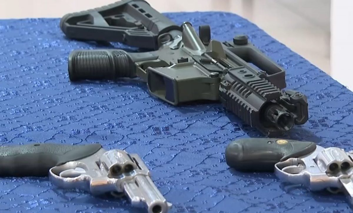 Un operativo conjunto entre la Policía Nacional y las Fuerzas Armadas permitió el decomiso de un arsenal en un patio de carros