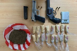 Un operativo de la Policía permitió el decomiso de 455 gramos de cocaína, 155 gramos de marihuana y dos armas de fuego en Chone.