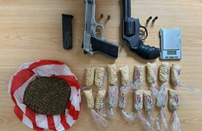 Un operativo de la Policía permitió el decomiso de 455 gramos de cocaína, 155 gramos de marihuana y dos armas de fuego en Chone.