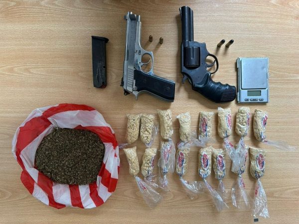Un operativo de la Policía permitió el decomiso de 455 gramos de cocaína, 155 gramos de marihuana y dos armas de fuego en Chone.