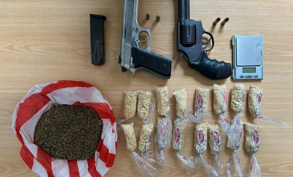 Un operativo de la Policía permitió el decomiso de 455 gramos de cocaína, 155 gramos de marihuana y dos armas de fuego en Chone.