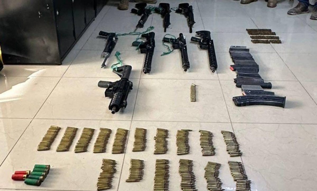 Un operativo entre la Policía y las Fuerzas Armadas permitió la incautación de seis fusiles, un subfusil, una carabina y más de 600 balas. T