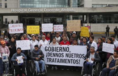 Un paciente de hemodiálisis falleció en el exterior de un hospital de Ambato cuando protestaba por la falta de insumos para enfermos renales. (Gemini)