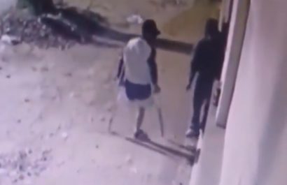 Un presunto ladrón en muletas y con una pierna menos quedó grabado por las cámaras de seguridad de una vivienda