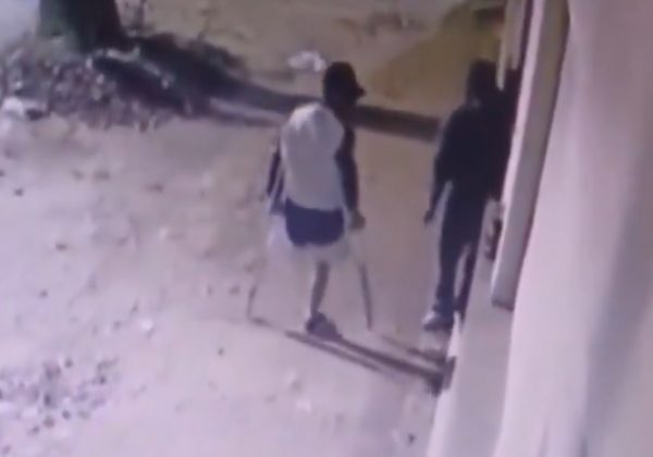 Un presunto ladrón en muletas y con una pierna menos quedó grabado por las cámaras de seguridad de una vivienda