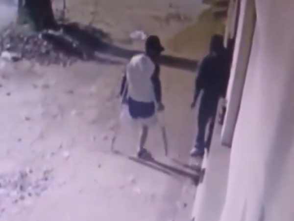 Un presunto ladrón en muletas y con una pierna menos quedó grabado por las cámaras de seguridad de una vivienda