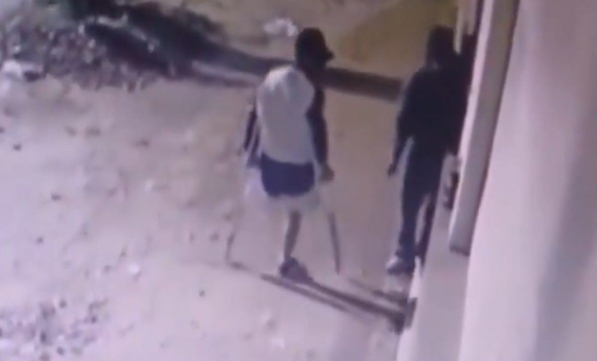 Un presunto ladrón en muletas y con una pierna menos quedó grabado por las cámaras de seguridad de una vivienda