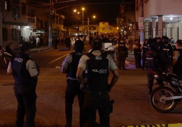 Un supuesto accidente de tránsito, en Guayaquil, terminó con una mujer baleada en la cabeza, informó la Policía Nacional.
