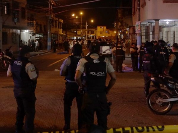 Un supuesto accidente de tránsito, en Guayaquil, terminó con una mujer baleada en la cabeza, informó la Policía Nacional.