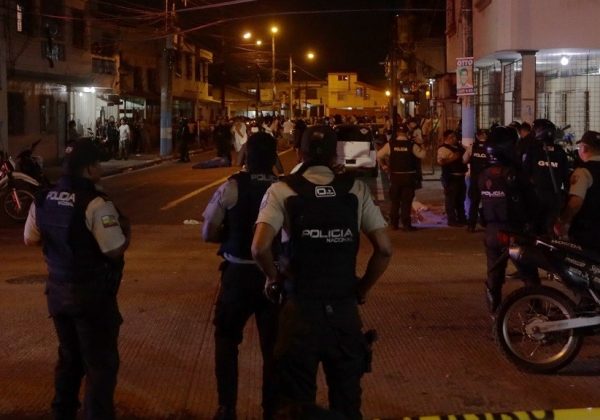 Un supuesto accidente de tránsito, en Guayaquil, terminó con una mujer baleada en la cabeza, informó la Policía Nacional.