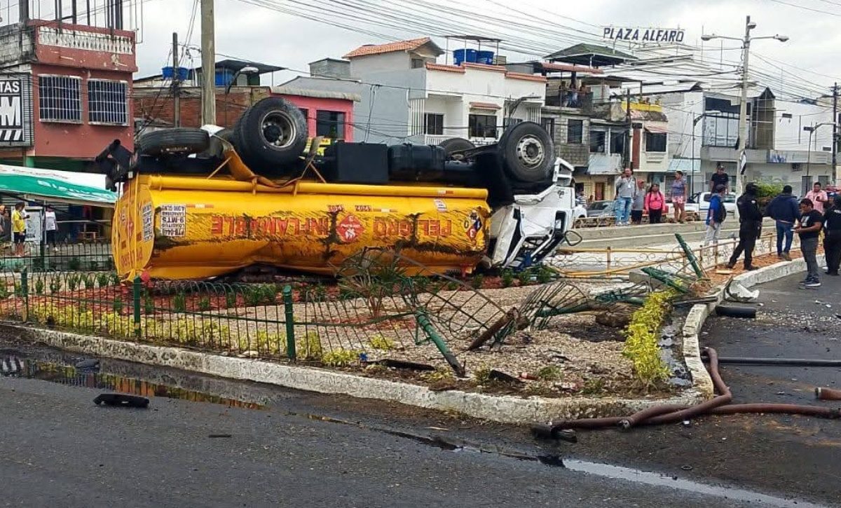 Un tanquero que transportaba combustible se volcó y colisionó contra un letrero, involucrando también a un vehículo liviano.