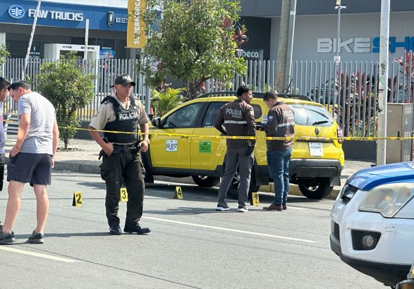 Un taxista identificado preliminarmente como Jhonny Flores, de aproximadamente 38 años, fue asesinado de varios disparos.